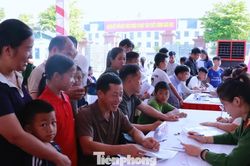 Vượt núi đưa con đến nhập học ở ngôi trường đặc biệt