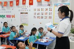 Lễ khai giảng đặc biệt của những học sinh 'ngồi một chút là mệt'