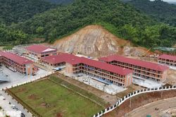 Ngôi trường biên giới với khẩu hiệu 'Nội trú là nhà, thầy cô là cha mẹ, bạn bè là anh em'