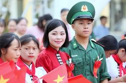 Người lính quân hàm xanh đồng hành thầy trò vùng biên đón năm học mới