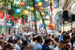 Chen chân chờ mua bánh Trung thu truyền thống