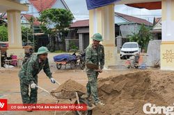 Những người lính chung tay dựng trường biên giới