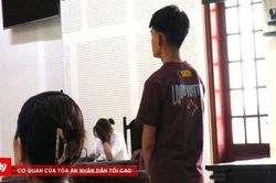 Chặn đường hai trẻ em để cướp dây chuyền