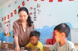 Từ hình dán nhỏ đến những chữ tiếng Việt đầu tiên trước ngày vào lớp 1