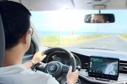 Nắng 'xiên khoai' làm lóa mắt, chuyên gia lái xe mách cách xử lý cực đơn giản