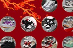 Người đàn ông ở Hà Nội bán giày Nike, Adidas giả, quảng cáo 'hàng fake chất lượng'