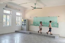 Cận ngày khai giảng, trường học ở Hà Tĩnh ngắt điện, tháo bảng để sửa chữa