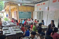 Bữa cơm đầu tiên của khoảng 400 học sinh trường nội trú liên cấp Bắc Lý