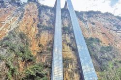 Thang máy ngoài trời cao 288m giúp trẻ em vùng núi Trung Quốc đến trường an toàn hơn