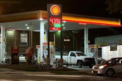 Giá dầu diesel tại Mỹ chạm đỉnh lịch sử do xung đột toàn cầu