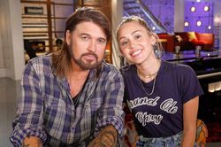 Cha ruột lên tiếng chuyện Miley Cyrus đổi tên