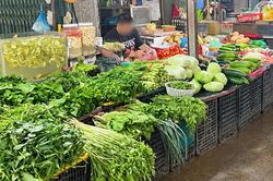 Rau xanh tăng giá sau kỳ nghỉ lễ, người nội trợ giật mình