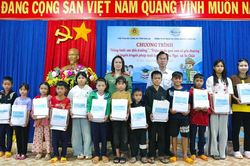Phụ nữ Công an Gia Lai trao 80 phần quà cho phụ nữ, trẻ em khó khăn