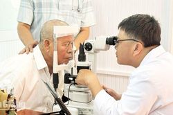 200 người dân xã Ô Lâm được khám mắt miễn phí