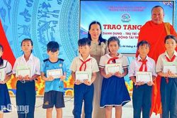 Vĩnh Bình trao 100 suất quà cho học sinh có hoàn cảnh khó khăn