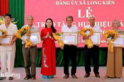 Long Kiến trao Huy hiệu Đảng và thành lập 4 Đảng bộ trường học