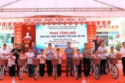Bắc Ninh: Trao quà "Tiếp sức đến trường" tại Trường Tiểu học An Lạc