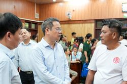 Lãnh đạo thành phố Đà Nẵng động viên 32 ngư dân bị nạn trên biển trở về địa phương