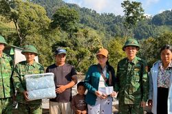 Đồn Biên phòng Ga Ry hỗ trợ dập tắt đám cháy nhà rẫy của người dân
