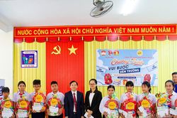 Trao 40 phần quà năm học mới cho học sinh 2 xã Bà Nà, Hòa Tiến