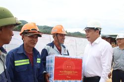 Phó Bí thư Thường trực Thành ủy Nguyễn Khắc Toàn kiểm tra tiến độ dự án nâng cấp quốc lộ 14D