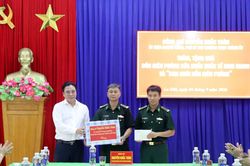 Phó Bí thư Thường trực Thành ủy Nguyễn Khắc Toàn thăm Đồn Biên phòng Cửa khẩu quốc tế Nam Giang
