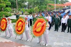 Viếng Đền thờ Liệt sĩ Tân Hồng trước khi xuất quân thực hiện tìm kiếm, quy tập hài cốt liệt sĩ hy sinh tại Campuchia