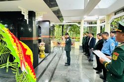 Dâng hương tưởng niệm các Anh hùng liệt sĩ trước khi lên đường làm nhiệm vụ tại Campuchia