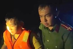 Gia Lai: Vượt dòng nước xiết trong đêm, kịp thời đưa gia đình 3 người đến nơi an toàn