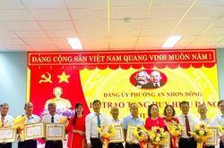 Đảng ủy phường An Nhơn Đông trao tặng Huy hiệu Đảng cho 39 đảng viên