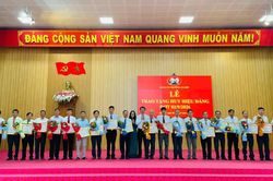 Đảng ủy phường An Khê trao huy hiệu Đảng cho 149 đảng viên đợt 2-9