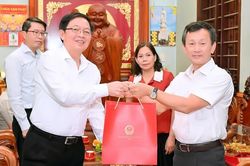 Phó Thủ tướng Hồ Quốc Dũng thăm, tặng quà các đồng chí nguyên lãnh đạo tỉnh Gia Lai