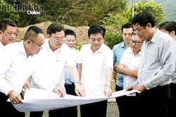 Phó Chủ tịch Thường trực HĐND tỉnh Lữ Thanh Hải khảo sát các khu đất thực hiện dự án công nghiệp