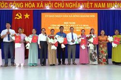 Xã Đông Khánh Sơn trao quyết định công nhận 7 trưởng thôn