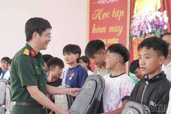 Trao tặng 980 cặp sách cho học sinh Trường Phổ thông nội trú Tiểu học và THCS Y Tý