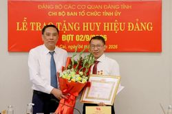 Phó Bí thư Thường trực Tỉnh ủy Hoàng Giang dự Lễ trao tặng Huy hiệu Đảng tại Ban Tổ chức Tỉnh ủy