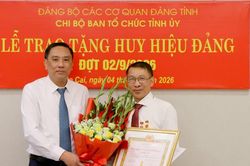 Phó Bí thư Thường trực Tỉnh ủy Hoàng Giang dự Lễ trao tặng Huy hiệu Đảng tại Ban Tổ chức Tỉnh ủy