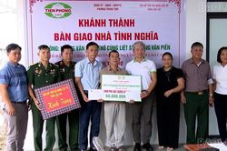 Trao kinh phí hỗ trợ làm nhà cho thân nhân, người thờ cúng liệt sĩ ở phường Trung Tâm