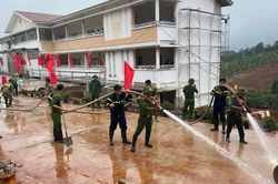 Công an tỉnh Lâm Đồng hỗ trợ trường vùng biên chuẩn bị khai giảng năm học mới