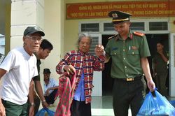 Tuyên truyền pháp luật và trao 100 phần quà tại xã Bắc Bình