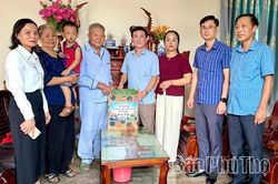 Xã Thổ Tang trao 63 suất quà động viên giáo viên, học sinh có hoàn cảnh khó khăn dịp năm học mới