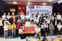 Trao quà 'Tiếp sức đến trường' cho học sinh hoàn cảnh khó khăn