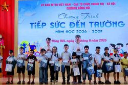 Để học sinh nghèo tự tin đến trường