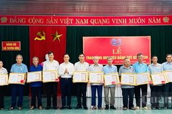 Tuyên Hóa: Trao tặng Huy hiệu Đảng cho 78 đảng viên