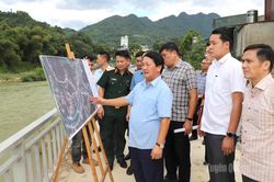 Bí thư Tỉnh ủy Hầu A Lềnh kiểm tra, khảo sát các dự án kè chống sạt lở