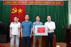 Đồng chí Nguyễn Đăng Bình dự sinh hoạt Chi bộ thôn Nà Đán