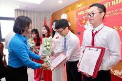 Kết nạp đảng viên là công nhân, người lao động ưu tú trong các khu công nghiệp