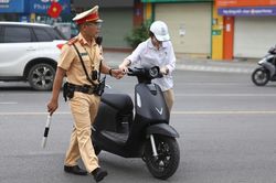 Hà Nội: Nhiều phụ huynh đi xe máy chở 3, học sinh không đội mũ bảo hiểm bị CSGT xử lý