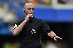 Trọng tài Mike Dean tiết lộ gây sốc khi làm việc ở Ngoại hạng Anh