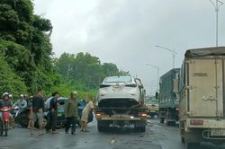 Hai ô tô tông nhau trên đường Hồ Chí Minh, một người bị thương, giao thông ùn ứ